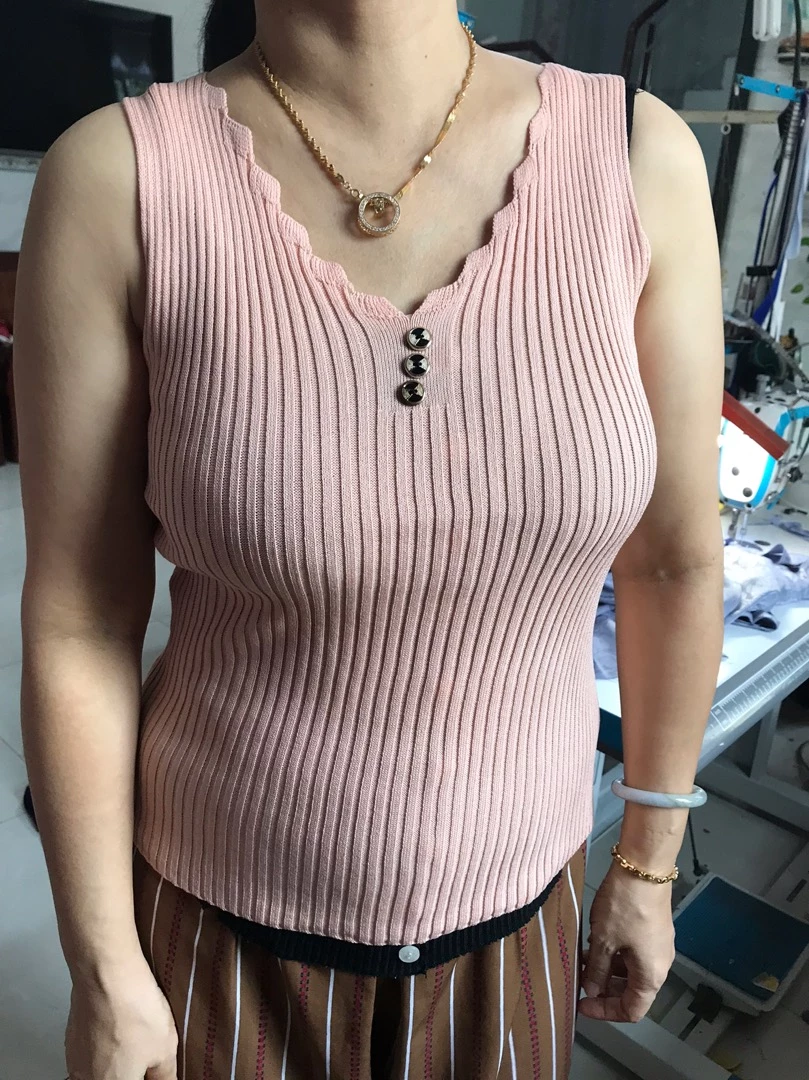 Màu sắc:màu vàng khá chói
Chất liệu:3 màu chất đều khác nhau

Hàng quốc tế nên cả tháng mới nhận đc áo.áo tương đối giống hình.mình mua lớn hơn 1 size so với cân nặng của mẹ mà mẹ vẫn mặc vừa.ko bị rộng.chất của áo xanh là đẹp nhất.màu hồng khá dày.màu vàng là mỏngle mỏng lét.áo tạm được