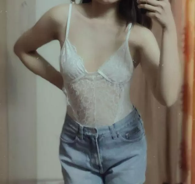 Khá đẹp, sexy, nhưng hơi mỏng, k có đệm mút nên k tôn ngực lắm, áo size M mà mình cao m65 nặng 55kg mặc rộng khá nhiều, áo co dãn nữa nên sợ sau giặt nhiều sẽ chảy áo doãng mất