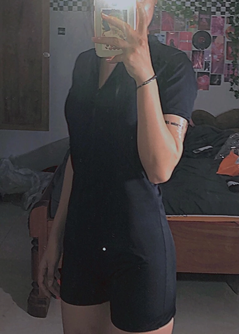 giao hàng cấp tốc mới chốt đơn hôm qua hôm nay có , bạn nào có rõ 3 vòng chút là má nhứt nách nma chất khá nóng, kiểu form nó rất ôm dáng luôn 🥲