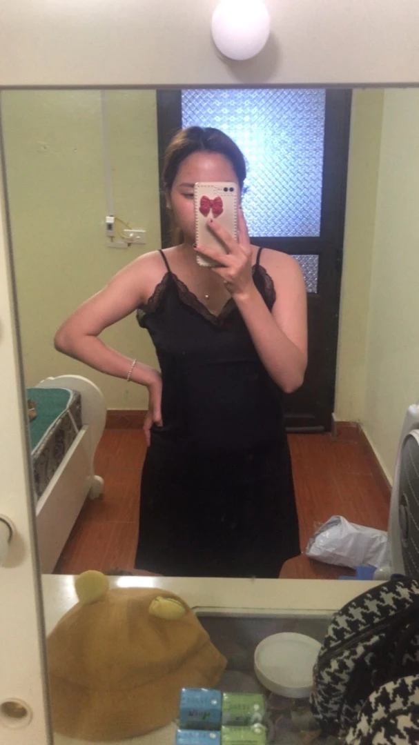 Cầm váy lên sướng cả cái tay luôn mn ạ :)) váy mỏng nhẹ mà chất thì khỏi chê lụa mát lắm nha . Giao hàng cũng nhanh ạ . Mình 55kg mặc vừa in lun . Nhưng mk thích mặc rộng hơn  😀