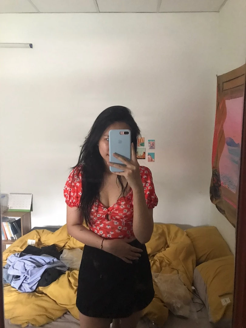 Quần bó quá mình không mặc được nhưng áo phối với chân váy hoặc quần sooc thì xinh xỉu