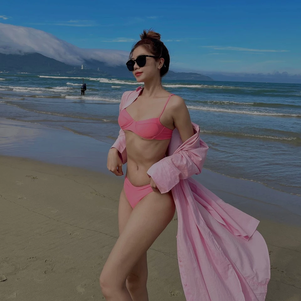 Bikini rất xinh . Màu đẹp, nhưng mình góp ý là phần áo hơi nhỏ, mặc cũng khá nguy hiểm ý. Phần áo to thêm khoảng 2cm là đẹp.