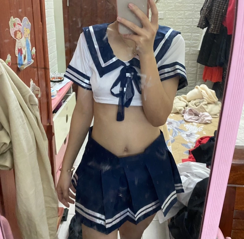 Đóng gói sản phẩm phải gọi là đỉnh của chóp luôn ấy
Chất nóng nhưng k sao xinh là đc. Tiền nào của nấy
Eo 63 64 phải sửa lại váy chút
Ship nhanh