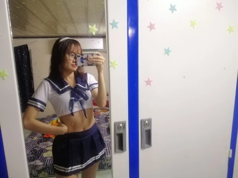 Vải bth thoi, đầm hơi rộng dù bụng mình bếu nhưng nhìn kích thích thiệt =)) 