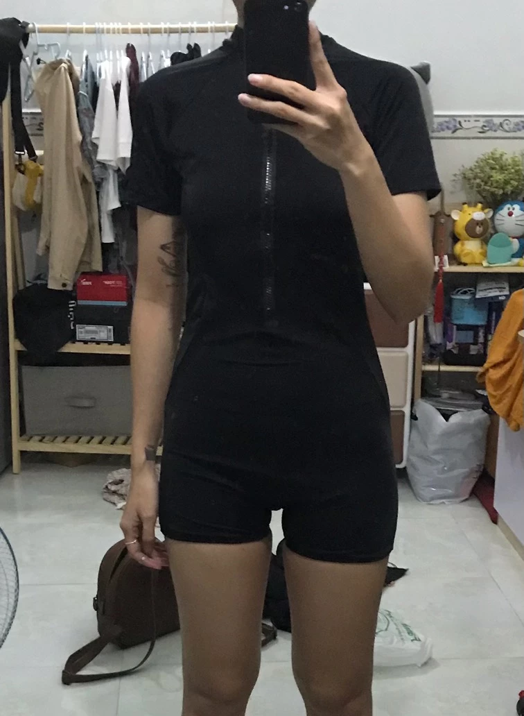 1m6, 45kg mặc hơi bị chùng chỗ đũng quần và ngực hơi rộng. Ổn so vs giá