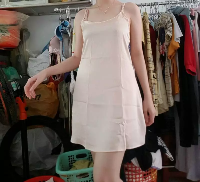 Vải màu hồng chất ok. Nhưng may bị lỗi ở phần nách. Còn màu be thì ôi thôiii, vải nó mỏng thấy cả quần lót lun. Ở nhà có ba mẹ mình nữa, nên mặc sẽ rất ngại. Chán. Tóm lại chất vải KO HỀ giống hình quảng cáo