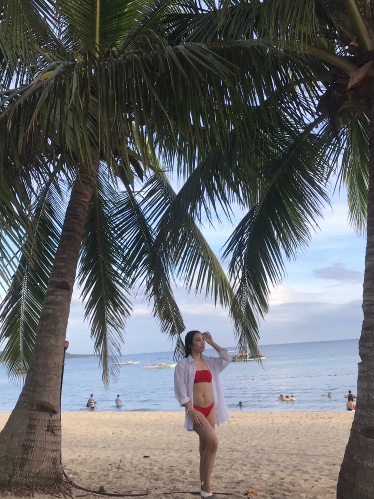 Đặt HÀNG: 13 FEB. 
Nhận: 19 FEB. waaah!😍 Super ganda lakas makasexy ng red bikini na to!🤩Dumating một ngày trước chuyến đi biển của chúng tôi siêu hạnh phúc tho akala ko hindi talaga sya aabot kasi đặt hàng ở nước ngoài ako ulit ng ibang color🥰 Btw im 5'3 rưỡi (161cm) eo 27 trung bình hoàn toàn phù hợp với tôi.