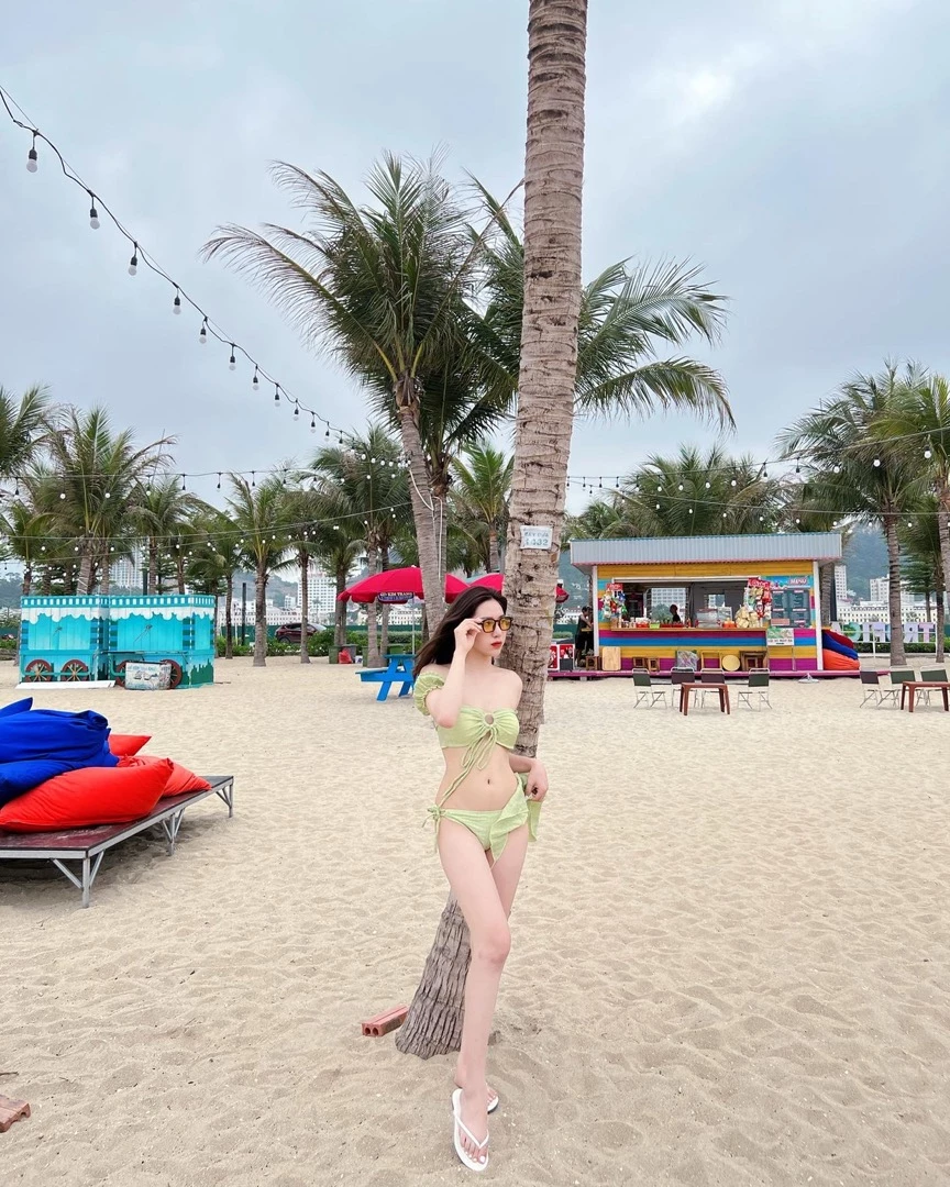 Bikini phù hợp với giá tiền hơi rộng so với mình chắc do mình cao nên mặc hơi rộng một chút.Mặc lên xsac ạ