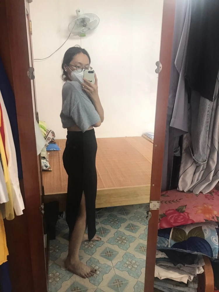 Váy form lên khá đẹp. Sh tư vấn đúng size. Mình m7 nặng 64kg mặc size M vừa in.
Chỗ cạp váy hơi xấu, nma do rẻ nên chấp nhận dc. 
Chất vải kiểu co giãn và ôm. Ko biết giặt có dị dão ko.
Giao hàng siêu nhanh.