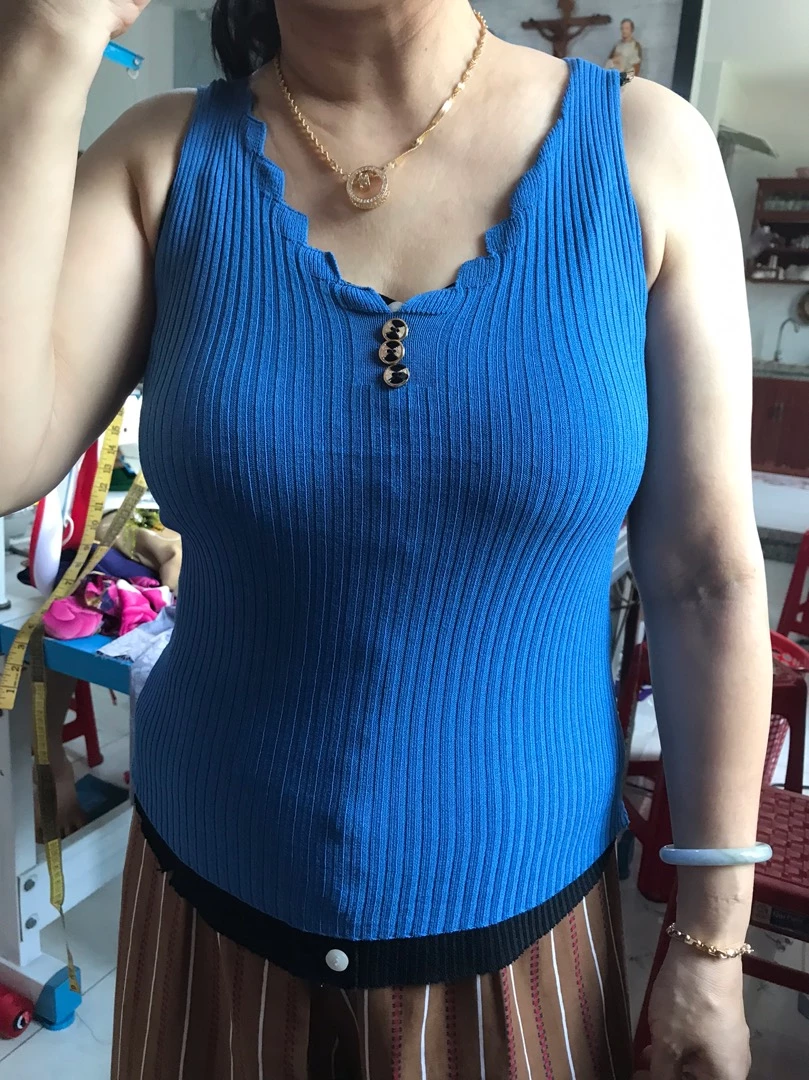 Màu sắc:màu vàng khá chói
Chất liệu:3 màu chất đều khác nhau

Hàng quốc tế nên cả tháng mới nhận đc áo.áo tương đối giống hình.mình mua lớn hơn 1 size so với cân nặng của mẹ mà mẹ vẫn mặc vừa.ko bị rộng.chất của áo xanh là đẹp nhất.màu hồng khá dày.màu vàng là mỏngle mỏng lét.áo tạm được