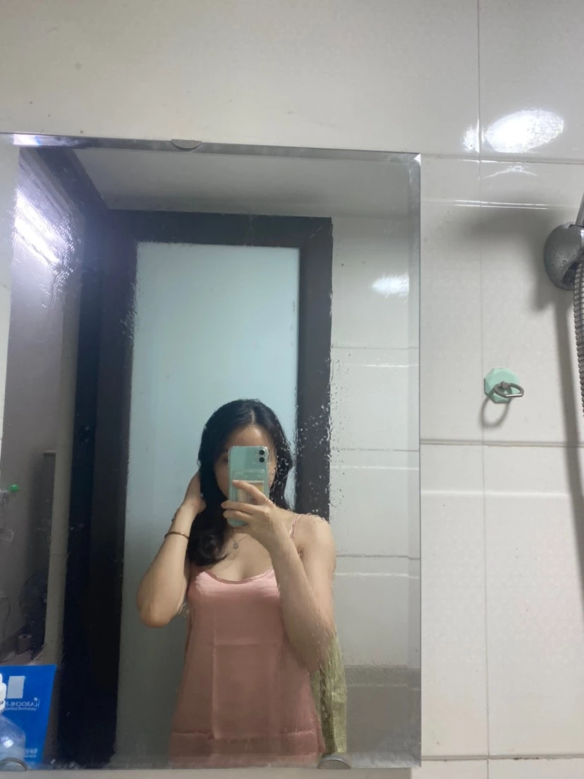 Mình 1m59-50kg mặc size M vừa zin 
Màu hồng rất xinh không hề bị quê . Săn sale được cái váy quá ưng . Mặc ở nhà mát mẻ quá trời . Mặc lên dáng đẹp nữa chứ . Giao hàng nhanh nói chung là ưng