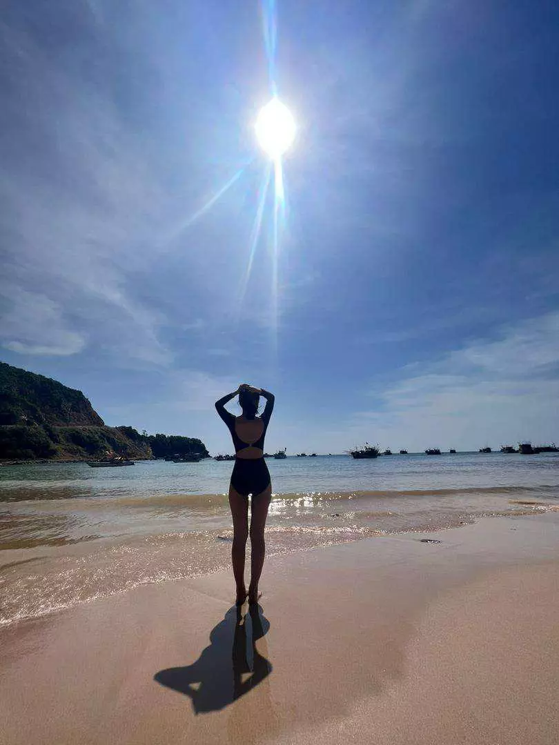 Ổn áp , dày dặn , che nhiều khuyết điểm cơ thể , nên mua nhé mí bạn, không hở quá, bạn nào ngại hở thì nên chốt e này nha rất ok luôn ý, shop giao hàng nhanh