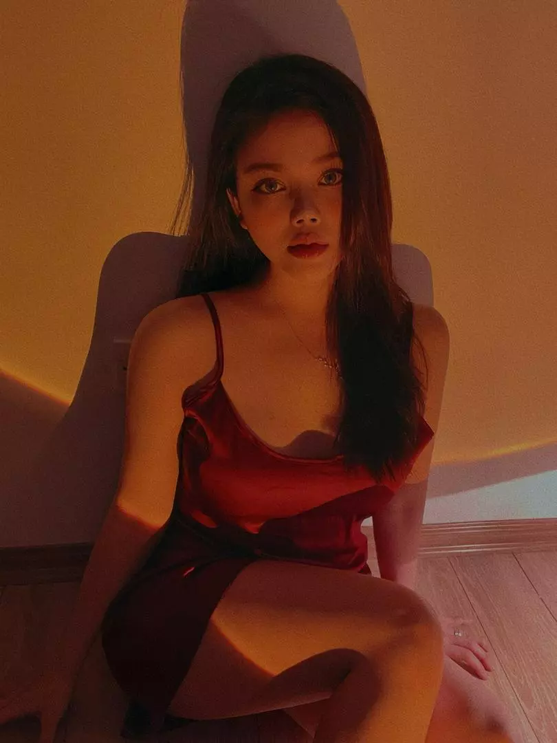 Váy đỏ mua của shop rất xinh nhé. Chất vải của màu đỏ dày dặn hơn màu trắng nữa