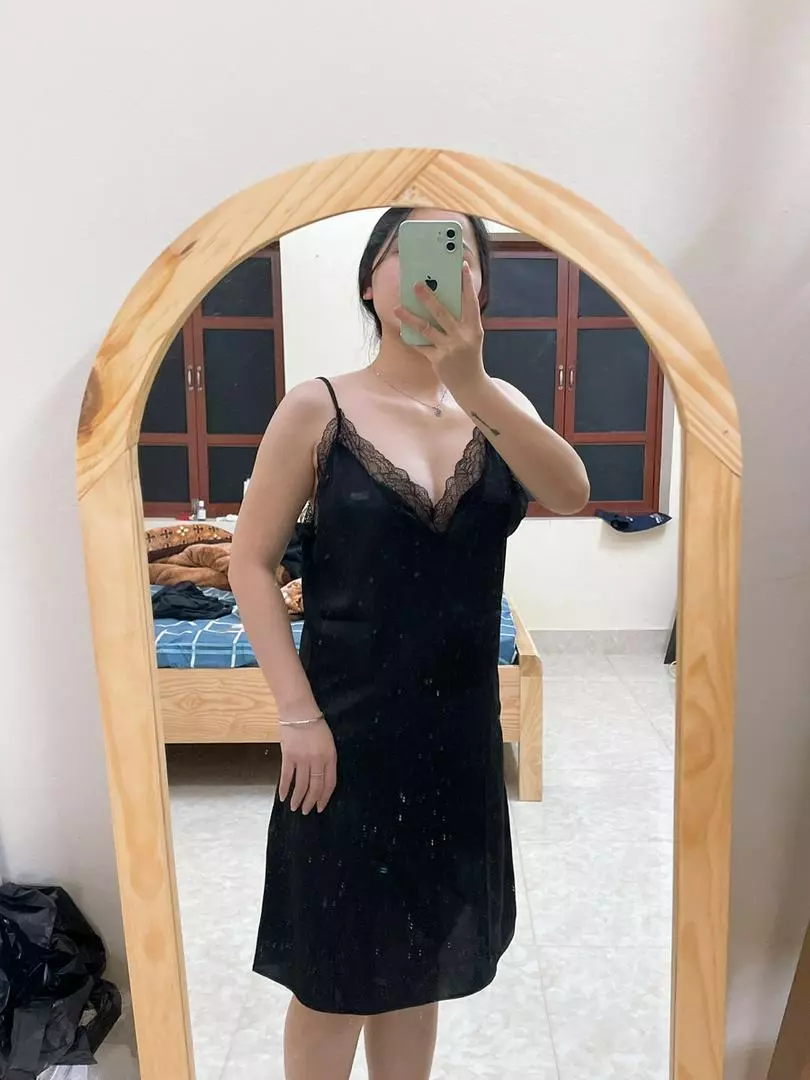 Không chắc có phải lụa không nhưng mùa đông vải bị tĩnh điện,dính vào ng và bám bụi kinh khủng