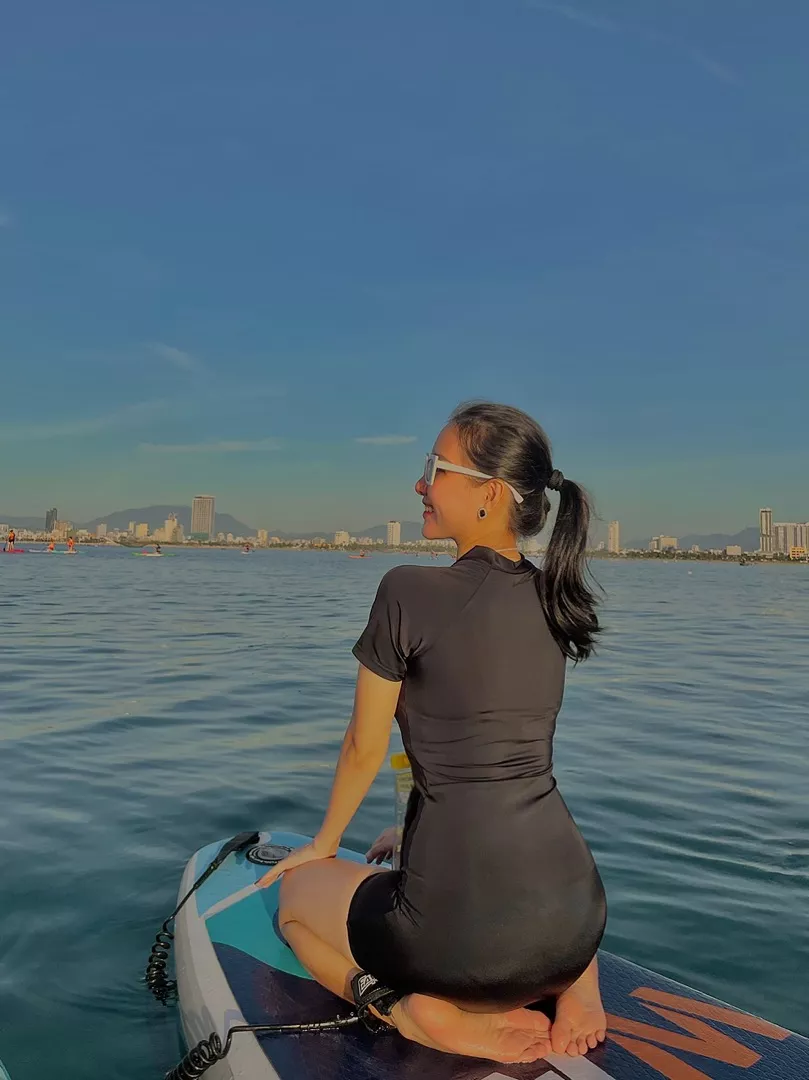 Giao hàng nhanh, vải này mang rất thoải mái, nhìn kín đáo vậy chứ tôn dáng lắm nha mấy bà, nên mua ạ