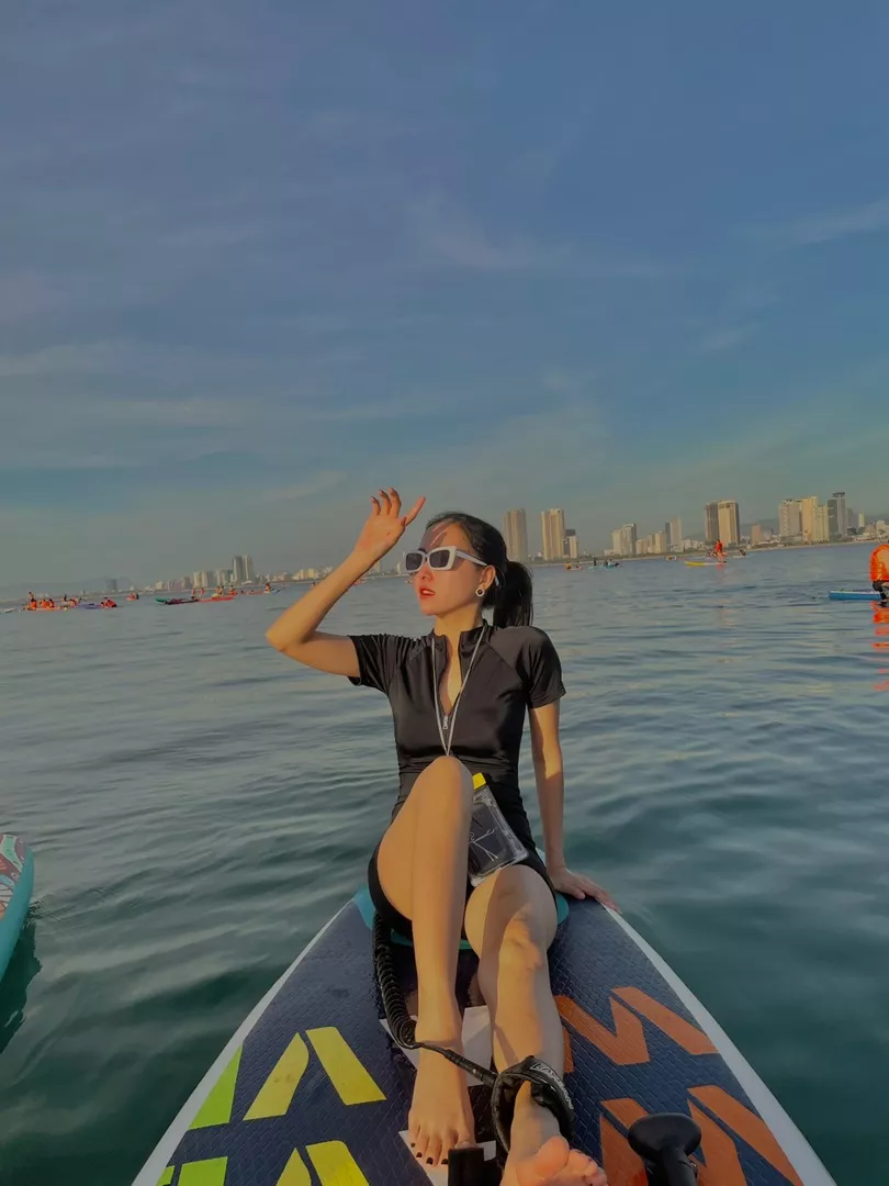 Giao hàng nhanh, vải này mang rất thoải mái, nhìn kín đáo vậy chứ tôn dáng lắm nha mấy bà, nên mua ạ