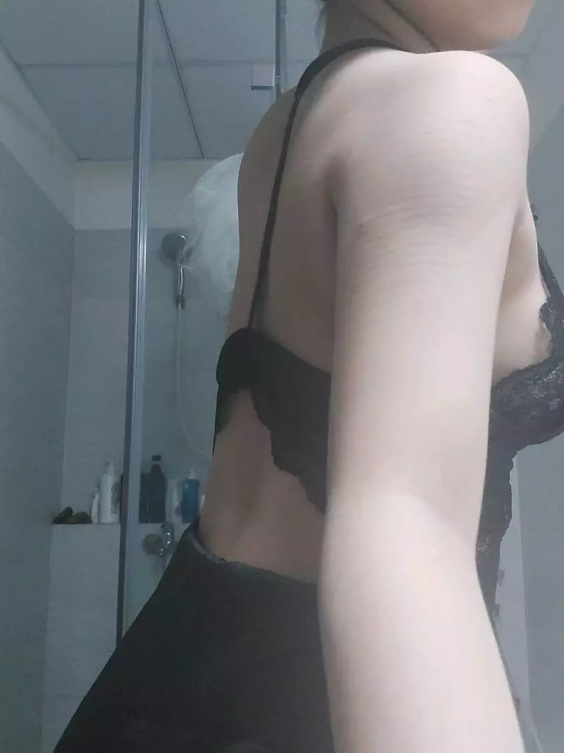 Đầm đẹp nha chị em ơi, em ngực 83 eo 63 mặc size S vừa xinh, hai dây có thể thay đổi độ dài. Mặc soi gương mà tự thấy sẹc xi lun á, any mình cũng rất thích hihi. Shop có che tên sản phẩm, tư vấn nhiệt tình dễ thương. Chắc phải mua thêm thôi vì ưng quá trời ưng.