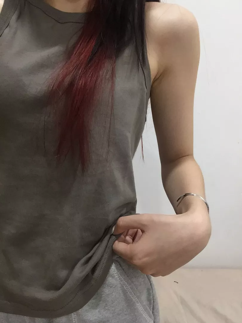 Chất liệu:cotton
Màu sắc:xám
Đúng với mô tả:đúng

Áo đẹp lắm mọi người ơi vải mềm màu chuẩn ảnh form cũng xinh 
Mua lẹ mấy bồ ơi