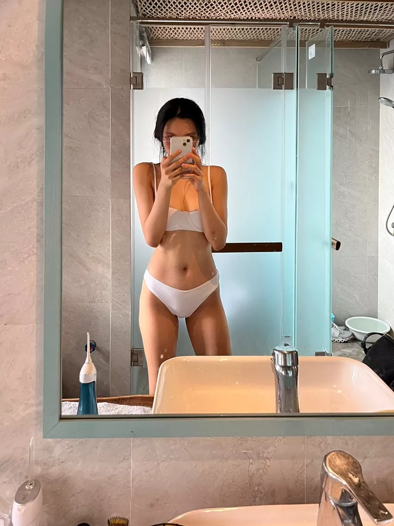 Chất lượng sản phẩm:ổn
Đúng với mô tả:giống

Mình dùng thêm miếng dán ngực vì mình sợ tuột dây lộ ngực, thiết kế đẹp, 50 ký lô 84-60-88 mặc S