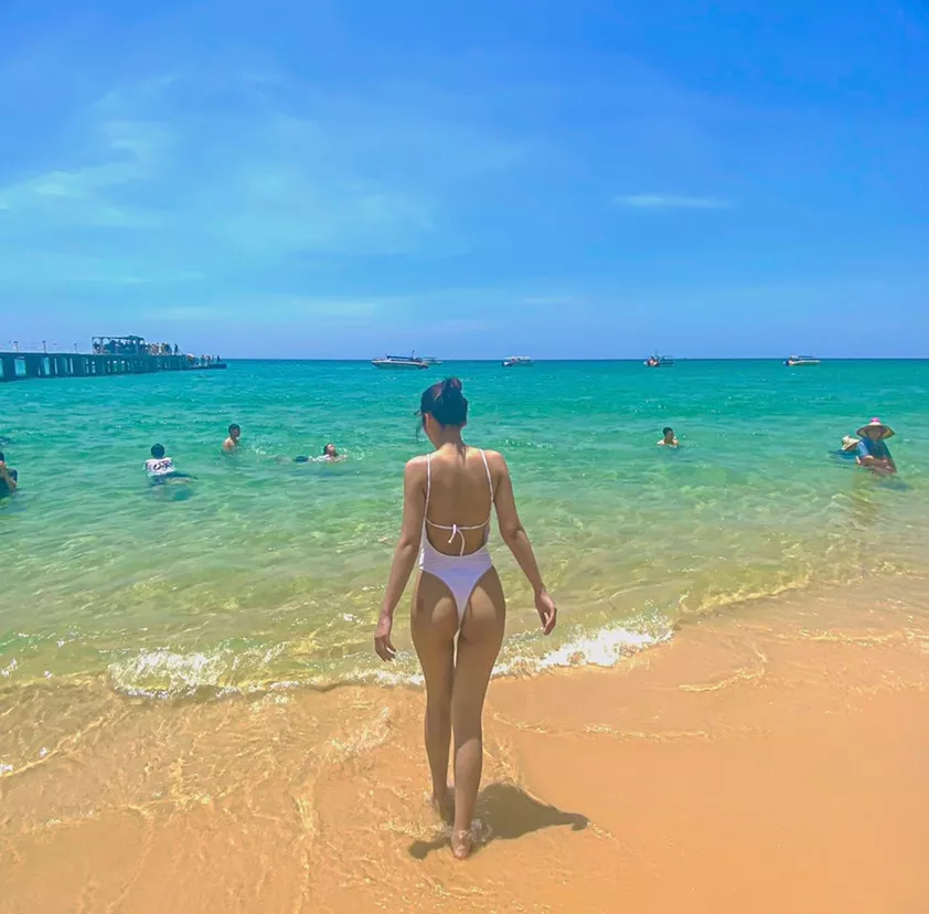 Bodysuit rất tôn mông các bạn nha. Phù hợp với những bạn eo và mông đẹp nhưng ngực hơi khiêm tốn. Chỉ cần tôn mông thôi là sẽ ko ai còn để ý ngực lớn hay nhỏ nữa đâu 🤣