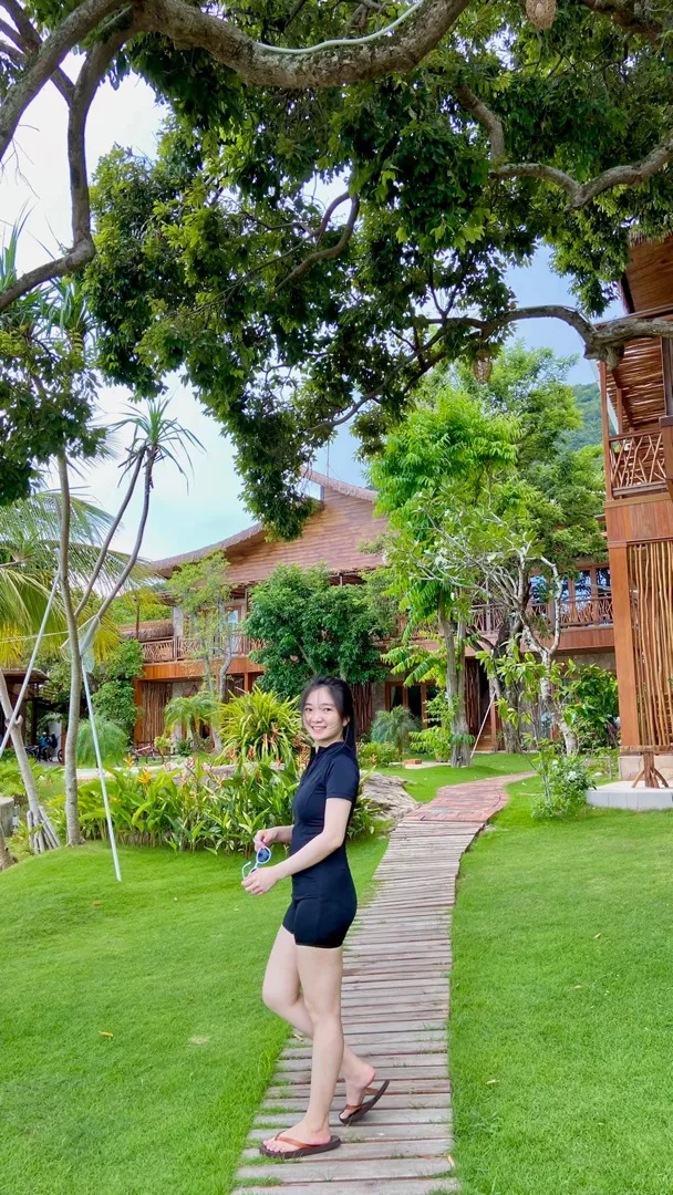 M55 48kg mang hơi chật ạ, kéo dây kéo lên muốn ná thở, nhưng vẫn hài lòng nha