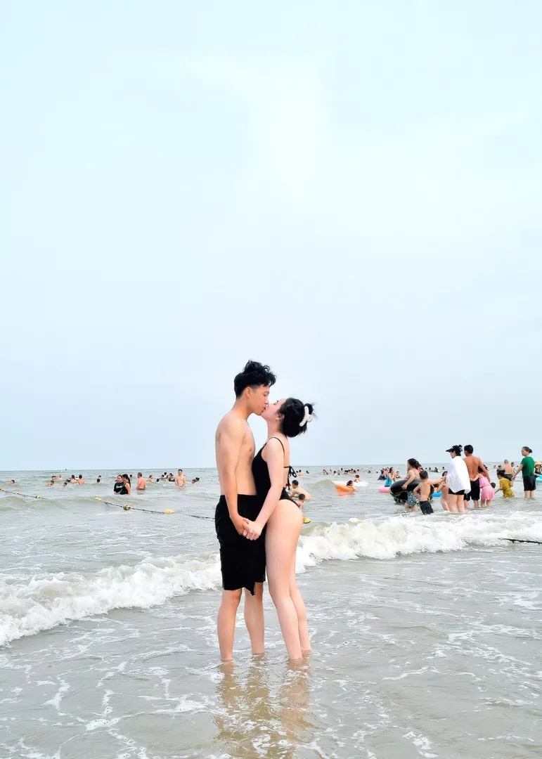 Bikini xinh xỉu nha mn. Mình 45kg mặc vừa . Mặc đằng sau kiểu sẽy lắm. Bạn nào ko thích lộ quá thì nên mua kiểu khác ạ