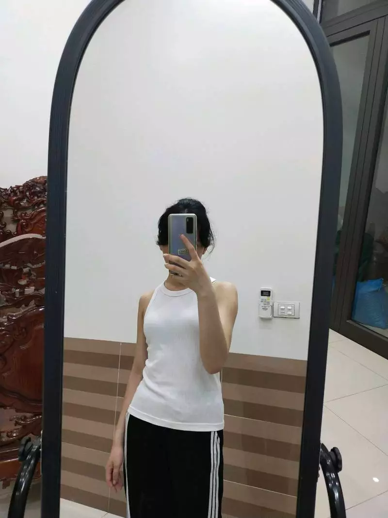 Đúng với mô tả:đúng
Chất liệu:cotton
Màu sắc:trắng

Chất vải hơi xù mặc không mát lắm nhưng được cái dày dặn không bị lộ đâu
Mặc lên thấy rất tôn dáng
Do mình bận nên đánh giá hơi muộn xíu
Bạn chủ shop rất quan tâm khách hàng🥰