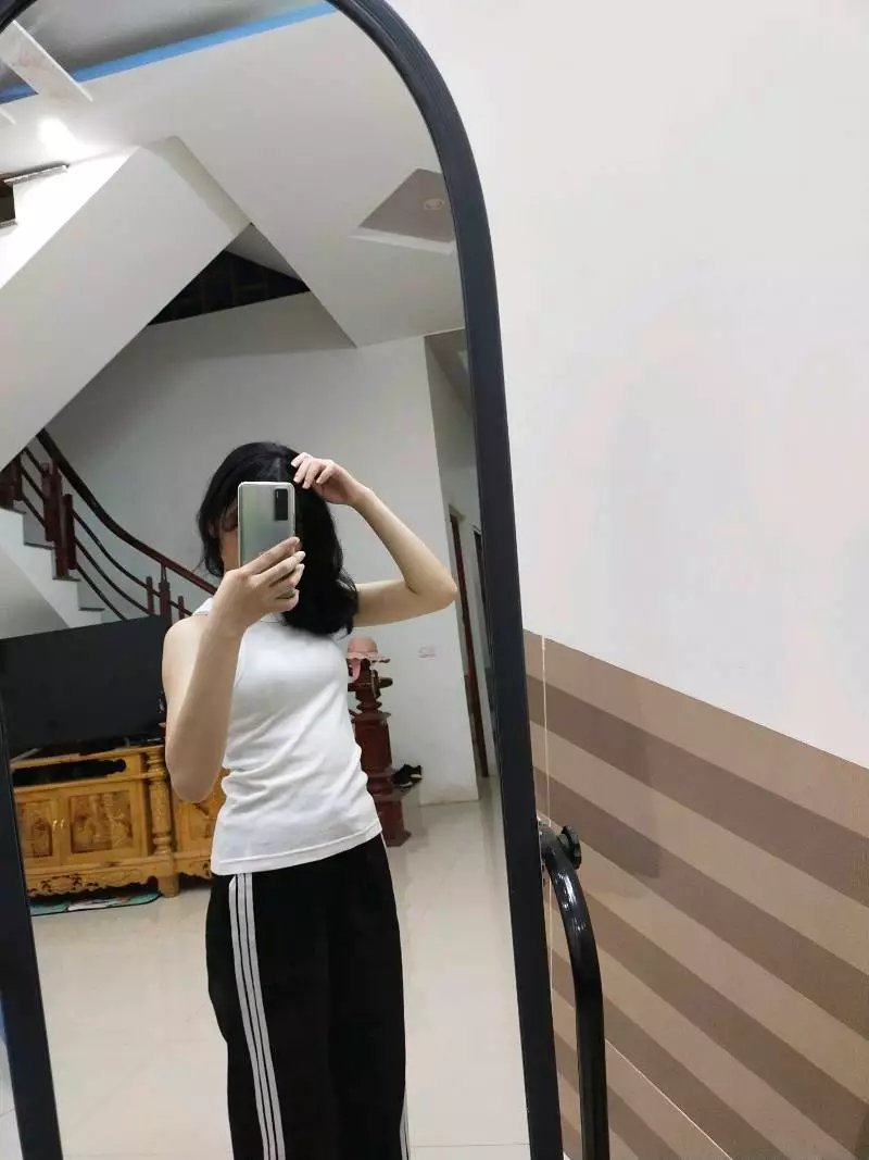 Đúng với mô tả:đúng
Chất liệu:cotton
Màu sắc:trắng

Chất vải hơi xù mặc không mát lắm nhưng được cái dày dặn không bị lộ đâu
Mặc lên thấy rất tôn dáng
Do mình bận nên đánh giá hơi muộn xíu
Bạn chủ shop rất quan tâm khách hàng🥰