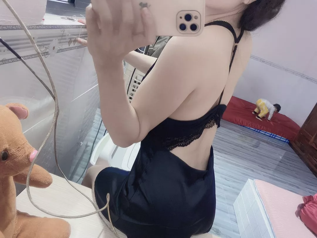 45 kí mang size s vừa,đầm vải lụa mỏng mát,ko dầy nhu phi lụa đồ bộ,2 bộ này có thể mặc đi bar dc 😅
Bộ nhung thì ko có size s,mac sẽ hơi rong,co giãn ,chất lượng 10đ