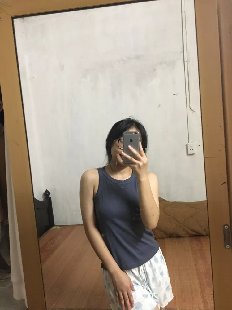 Giao hàng siêu nhanh đặt chiều hôm trc sáng hôm sau có luôn, áo siu xinh nha, chất đẹp mịn, mặc thích lắm. Chắc mình phải đặt thêm mấy cái mặc