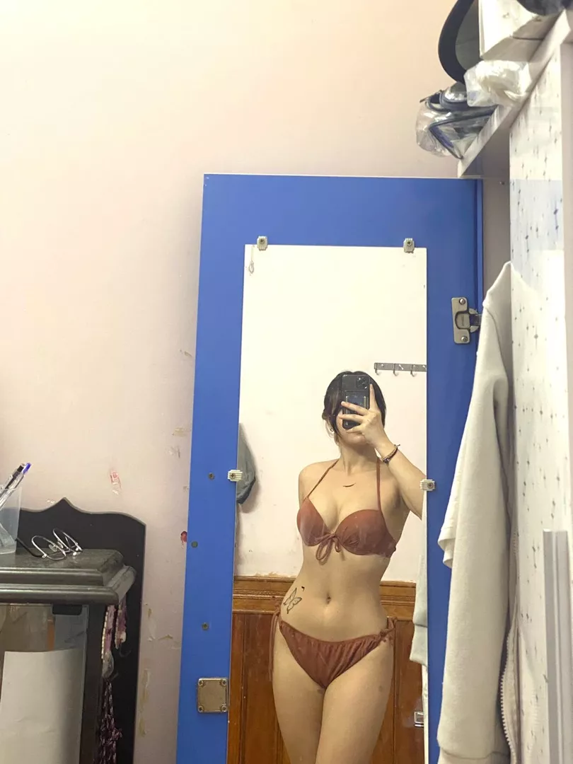 Màu cũm oke , chất vải đẹp , kh lỗi , lên form đẹp phù vs vs mấy b ngực lép, do v1 mình bth đã 91 r thành ra mặc ló cứ đồ xộ quá :v b nào ngực lớn hơn nữa thì cân nhắc nha, mặc đi bỉn nó cứ bị như nào í , nhưng mà đẹp ạ, mình thấy khá đáng tiền