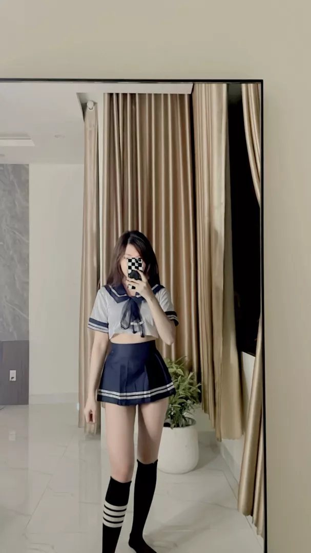 Mặc vào ck mình thích lắm hihi . Phối thêm đôi tất qua đầu gối nữa cơ mà mệt quá ko chụp . Nên mua nhé ce