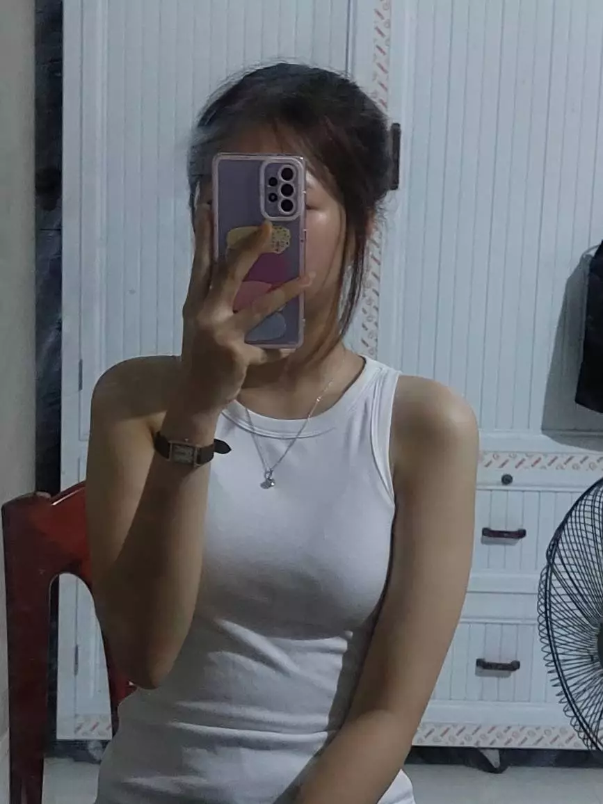 Giao hàng cực nhanh, vừa tối hôm trc đặt sang đến ngày hôm nay đã giao rồi, áo đẹp mặc mát thấm hút mồ hôi lắm nhé
Màu trắng thì dễ phối đồ, màu hồng mặc lên tôn da lắm nhé,áo màu trắng là t chụp cam thường trong phòng nhé
Mua đi mng ạ, áo chất lg lắm mọi ng đừng đắn đo nữa ạ