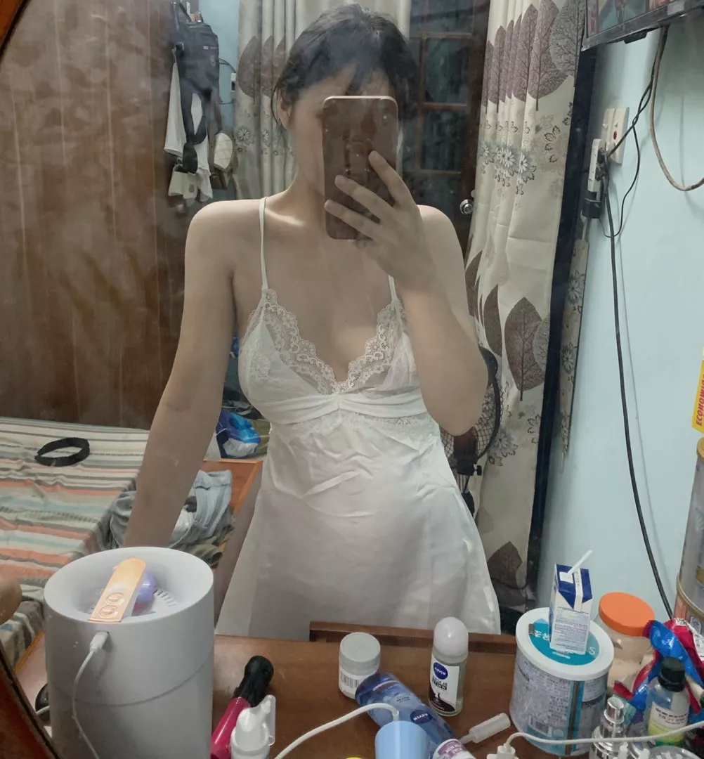 váy xinh chất mát nhé, mõii tội mình mặc hơi chật bụng huhu. rọing ra chút thì đẹp