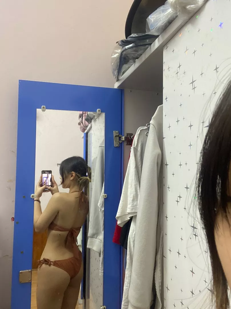 Màu cũm oke , chất vải đẹp , kh lỗi , lên form đẹp phù vs vs mấy b ngực lép, do v1 mình bth đã 91 r thành ra mặc ló cứ đồ xộ quá :v b nào ngực lớn hơn nữa thì cân nhắc nha, mặc đi bỉn nó cứ bị như nào í , nhưng mà đẹp ạ, mình thấy khá đáng tiền