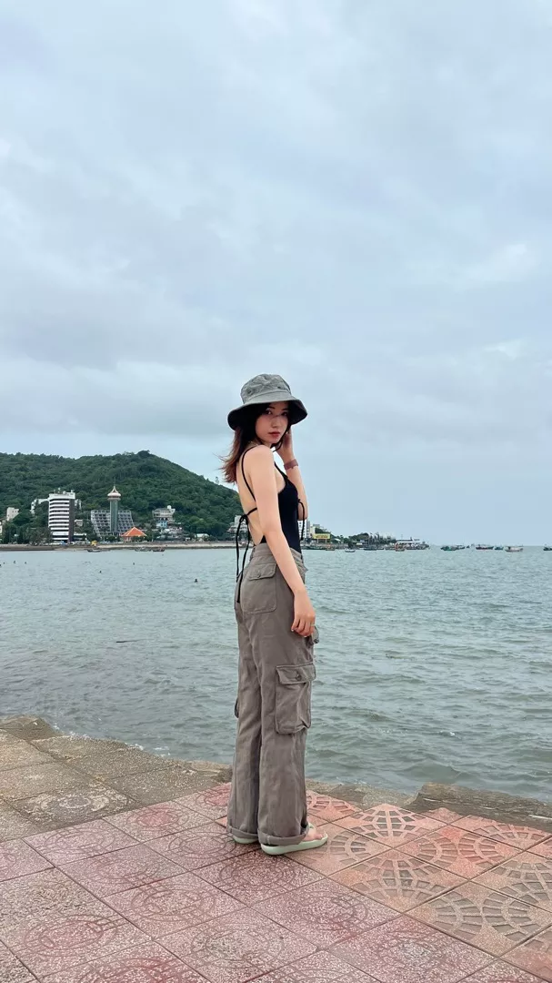 Chất vải dày dặn, lên form đẹp, phía trươc trễ ngực rất sexy, mình ước phần eo sẽ ôm thêm tí. Khoét mông sâu nên nhìn rất tôn mông. Mình 49kg 1m63 nha