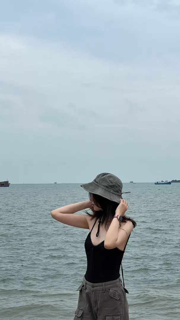 Chất vải dày dặn, lên form đẹp, phía trươc trễ ngực rất sexy, mình ước phần eo sẽ ôm thêm tí. Khoét mông sâu nên nhìn rất tôn mông. Mình 49kg 1m63 nha