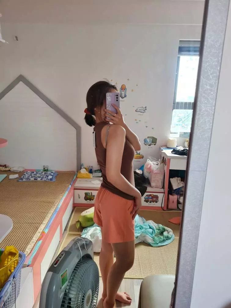 Chất liệu:mềm
Màu sắc:nâu
Đúng với mô tả:ok

Shop giao nhanh, áo mềm mát, mình tưởng c nâu dài tới rốn thui hóa ra n trùm cả lên cạp quần luôn, chất cái màu đen mềm hơn, mặc áo này phải mặc bra k dây vs miếng dán rùi haha