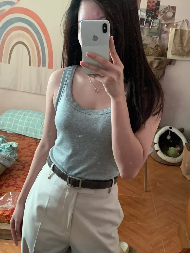 Chất liệu:tHun
Màu sắc:xám

Shop giao nhầm mẫu rồii :)))),tui cũng dễ tính nên thôi chấp nhận. Mình đặt 2c nhưng màu xám không ôm bằng màu đen, và cổ khá loe. Nchung cũng tạm chấp nhận. Còn chiếc màu đen thì shop giao đúng mẫu. Ok