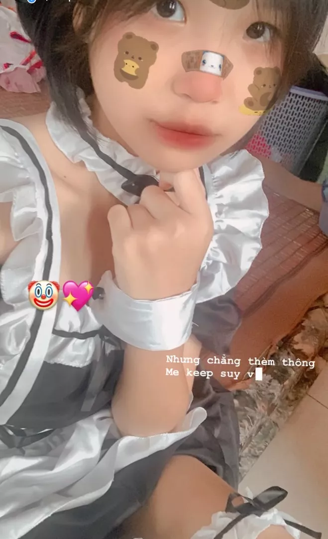 Màu sắc:Trắng đen
Đúng với mô tả:đúng
Chất liệu:vải

Maid xinh lắm luôn á mn ơi❤️❤️ mình tưởng giao hàng lâu lắm mà 4 ngày về r, mình mặc size S hơi rộng chút nhma vẫn xinh lắm á. Shop còn che tên sản phẩm nữa chứ tinh tế quá troiii nói chung là 10đ cho shop:3 
Video chỉ mang tính chất minh hoạ để nhận xu