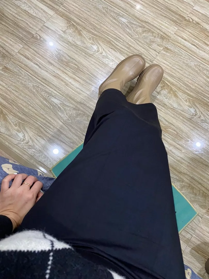 Chất liệu:thun
Màu sắc:đen
Đúng với mô tả:hàng y hình

Trời ơi cái chân váy k thể chê vào đâu được. Mình cao 164 nặng 53kg mang dài đúng mong muốn luôn. Xinh xỉu nên mua nha mấy nàng. Phải nói là cân mọi outfit luôn í😍😍