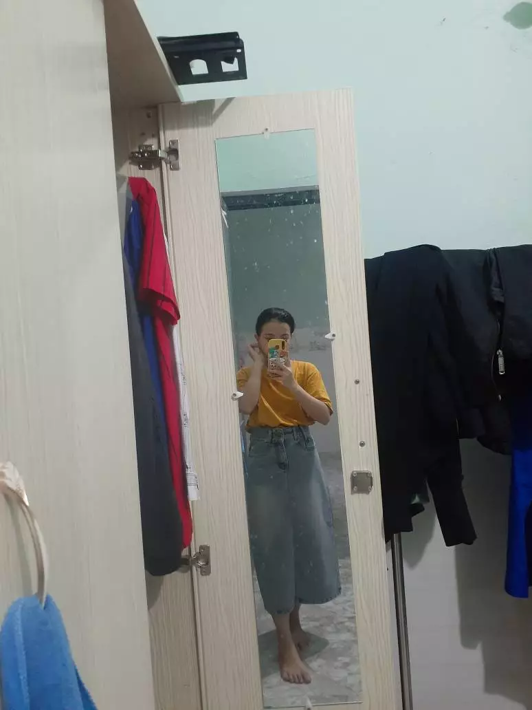 Màu sắc:xám
Đúng với mô tả:giống
Chất liệu:vải jean

Giao hàng nhanh  mình 1m50 43 kí mà mặt hơi bị to  chất liệu vải thì ok k mỏng k dày