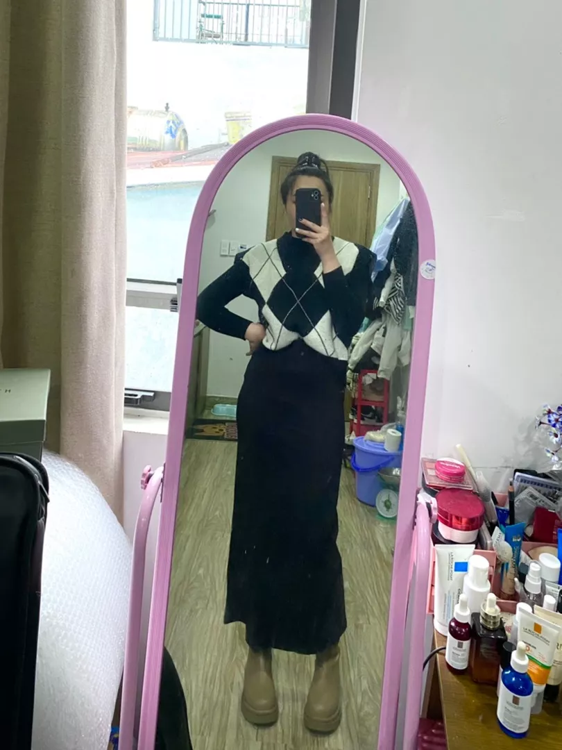 Chất liệu:thun
Màu sắc:đen
Đúng với mô tả:hàng y hình

Trời ơi cái chân váy k thể chê vào đâu được. Mình cao 164 nặng 53kg mang dài đúng mong muốn luôn. Xinh xỉu nên mua nha mấy nàng. Phải nói là cân mọi outfit luôn í😍😍