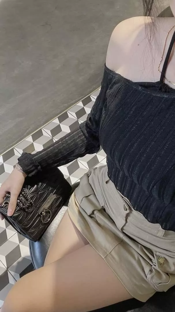 Quần chất và dáng ok so với giá tiền. Nhận đc hàng có chút vde đã ib và shop giải quyết ok. Uy tín. Vote 5*. Mình eo 68 mặc S vừa xinh