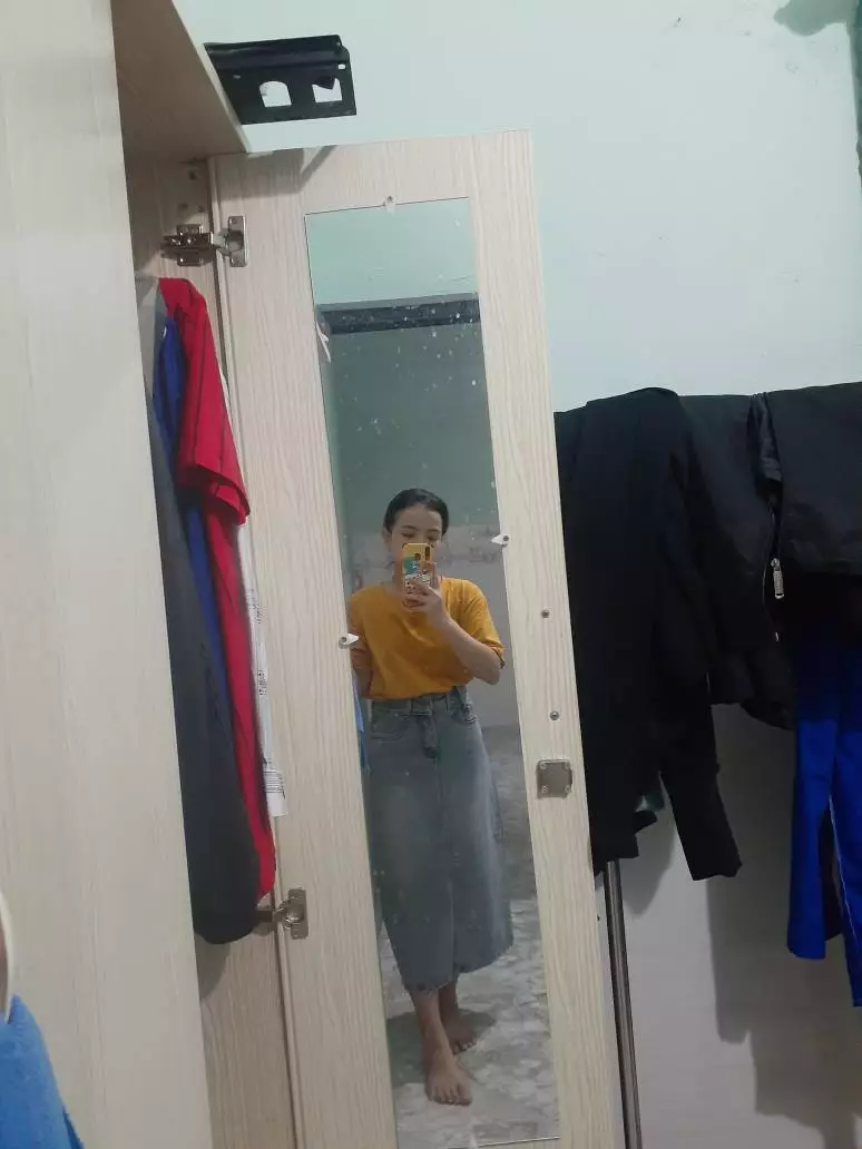 Màu sắc:xám
Đúng với mô tả:giống
Chất liệu:vải jean

Giao hàng nhanh  mình 1m50 43 kí mà mặt hơi bị to  chất liệu vải thì ok k mỏng k dày