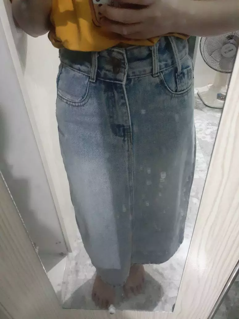 Màu sắc:xám
Đúng với mô tả:giống
Chất liệu:vải jean

Giao hàng nhanh  mình 1m50 43 kí mà mặt hơi bị to  chất liệu vải thì ok k mỏng k dày