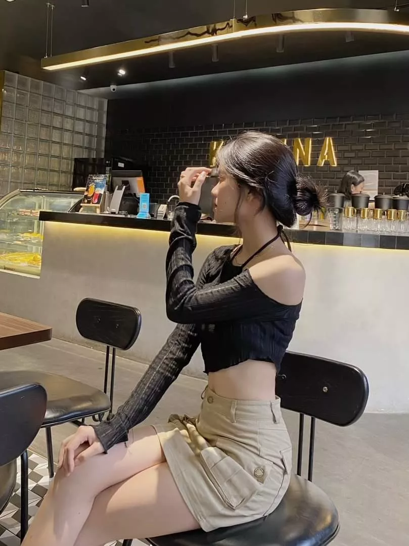 Quần chất và dáng ok so với giá tiền. Nhận đc hàng có chút vde đã ib và shop giải quyết ok. Uy tín. Vote 5*. Mình eo 68 mặc S vừa xinh