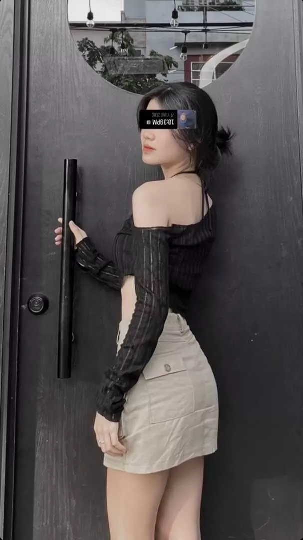 Quần chất và dáng ok so với giá tiền. Nhận đc hàng có chút vde đã ib và shop giải quyết ok. Uy tín. Vote 5*. Mình eo 68 mặc S vừa xinh