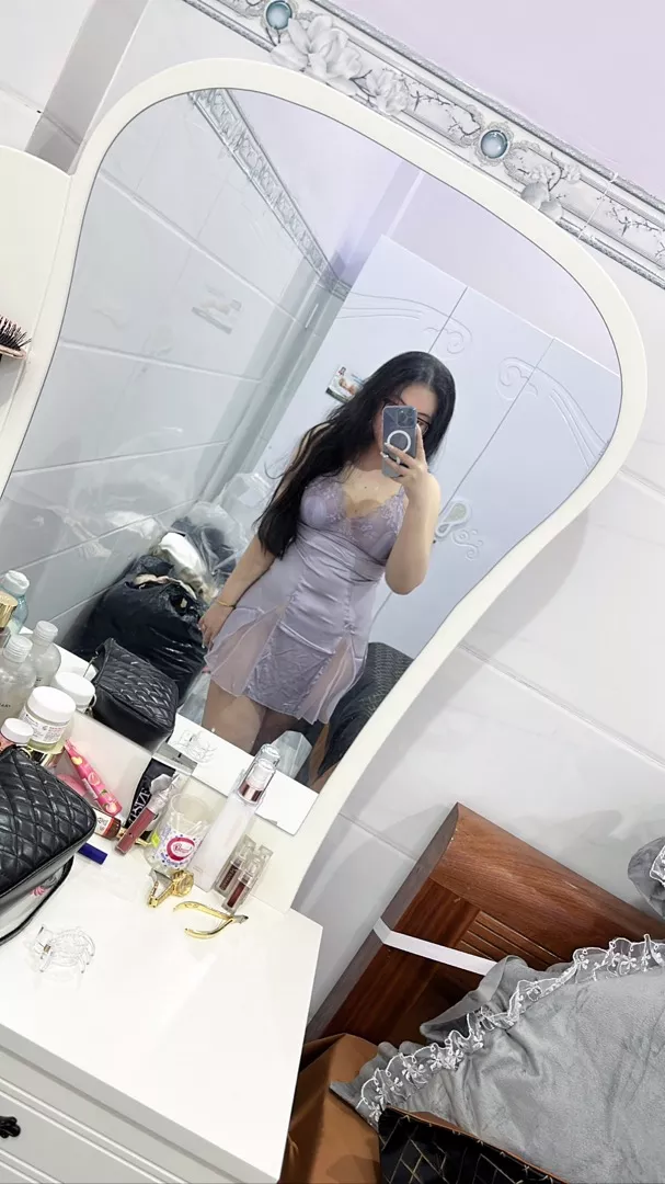 Màu sắc:tím nhạt
Đúng với mô tả:đúng
Chất liệu:ren + lụa

giá rẻ áo cũng ổn mà cái tay áo nó rộng cực thu hết cỡ vẫn rộng í, có kèm quần lót lotkhe cùng màu, nói chung tạm ổn vì giá rẻ ok mặc mát