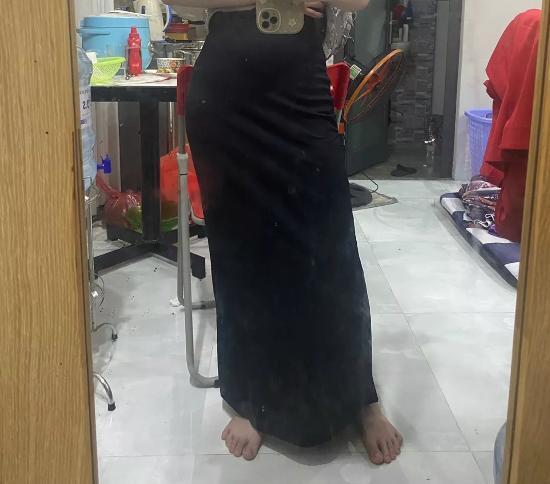 Chất liệu:thun

Váy giống hình, lưng chun k co giãn lắm. Mình eo 65 mặc vào phát bị bục chỉ 2,3 chỗ :) ngoài điểm này ra thì váy khá ok so với giá